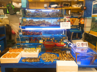 吃货的韩国鹭粱津一日游:海鲜水产市场+杯饭小吃街